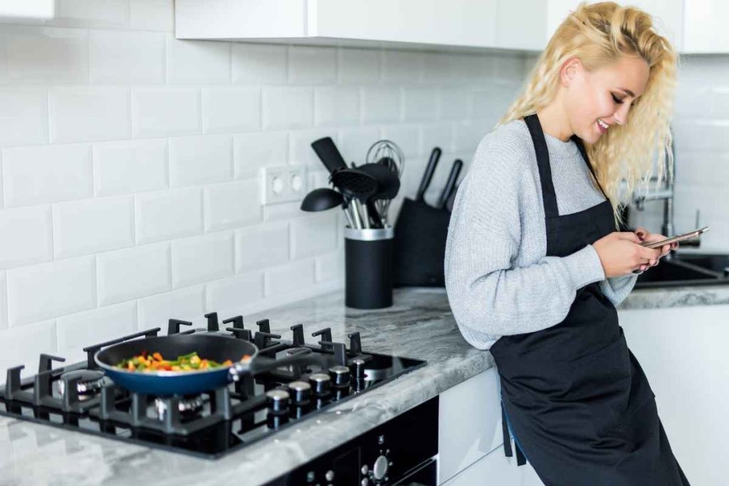 Persona feliz programando su pedido de Gas LP en Hermosillo