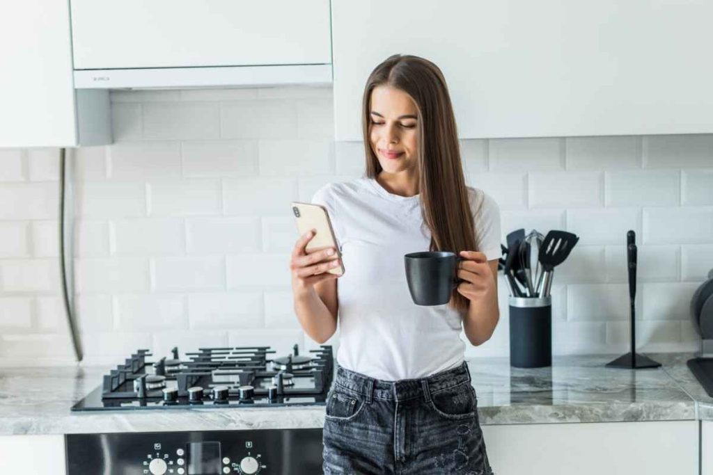 Persona utilizando aplicación movil de eGas